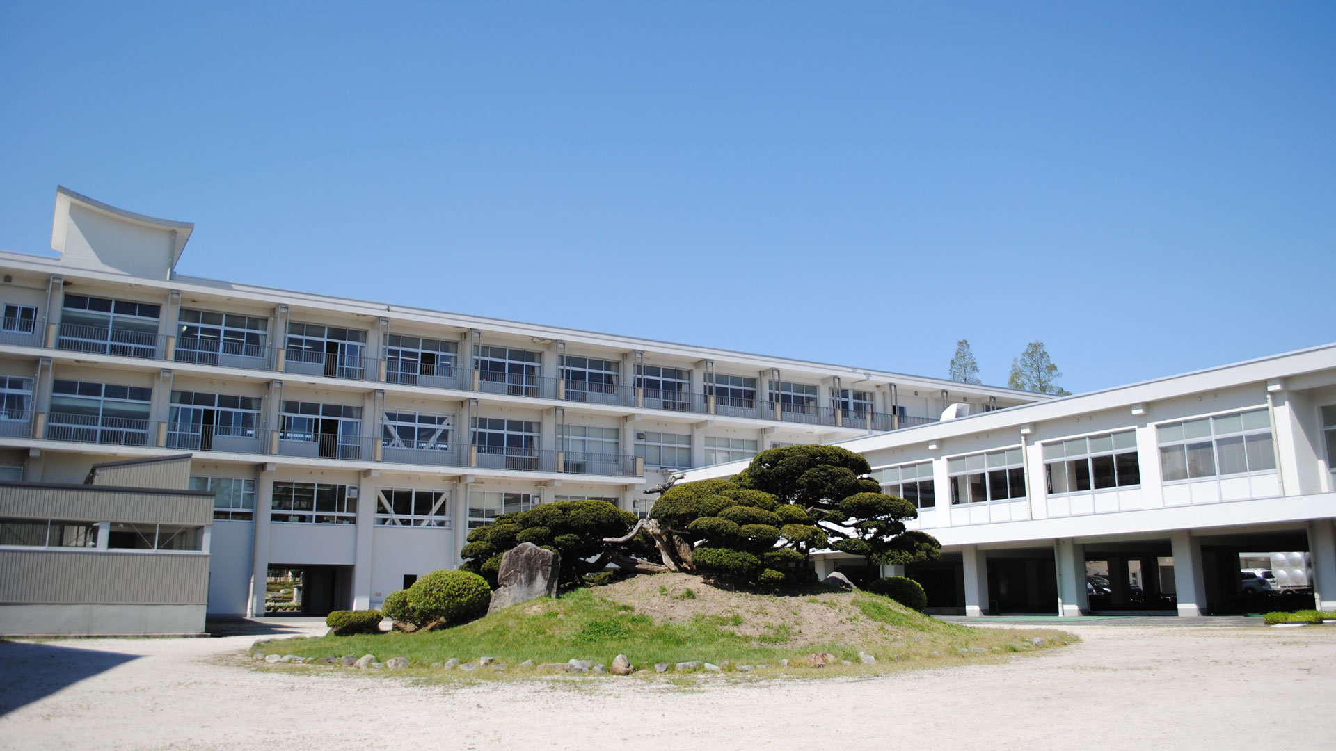 横田中学校　中庭